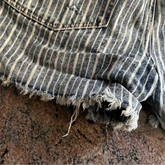 AMERICAN Eagle Frayed Pinstripe Cutoff Jeans Size 6 - Picture 8 of 8